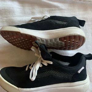 Size 8 woman’s Old Skool style. In great condition. Very comfortable insoles